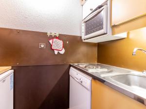 Appartement La Plagne, 1 pièce, 4 personnes - FR-1-353-13にあるキッチンまたは簡易キッチン