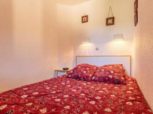 ラ・プラーニュにあるAppartement La Plagne, 2 pièces, 4 personnes - FR-1-353-23のベッドルーム1室(赤いベッド1台、枕2つ付)
