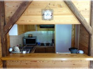 Appartement La Plagne, 3 pièces, 6 personnes - FR-1-353-53にあるキッチンまたは簡易キッチン