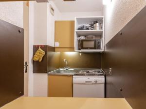 Appartement La Plagne, 1 pièce, 4 personnes - FR-1-353-63にあるキッチンまたは簡易キッチン