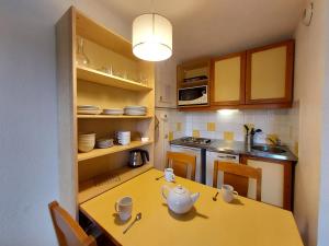 Appartement La Plagne, 2 pièces, 6 personnes - FR-1-353-64にあるキッチンまたは簡易キッチン