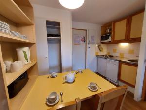 Appartement La Plagne, 2 pièces, 6 personnes - FR-1-353-64にあるキッチンまたは簡易キッチン