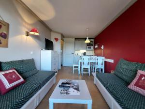 Appartement La Plagne, 2 pièces, 5 personnes - FR-1-353-65にあるシーティングエリア