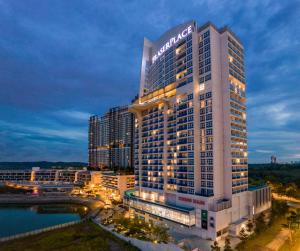 un edificio con un cartel en el costado en Fraser Place Puteri Harbour en Nusajaya