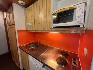 Appartement La Plagne, 2 pièces, 6 personnes - FR-1-351-12にあるキッチンまたは簡易キッチン