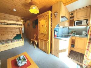 Studio La Plagne, 1 pièce, 3 personnes - FR-1-351-23にあるキッチンまたは簡易キッチン