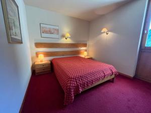 Tempat tidur dalam kamar di Appartement Plagne Bellecôte, 3 pièces, 6 personnes - FR-1-351-26