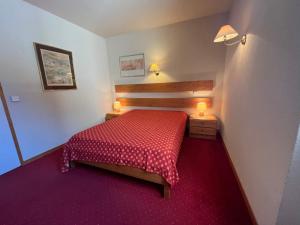 Tempat tidur dalam kamar di Appartement Plagne Bellecôte, 3 pièces, 6 personnes - FR-1-351-26