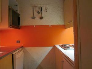 A cozinha ou cozinha compacta de Appartement La Plagne, 2 pièces, 6 personnes - FR-1-351-22
