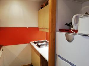 Appartement La Plagne, 2 pièces, 6 personnes - FR-1-351-22にあるキッチンまたは簡易キッチン
