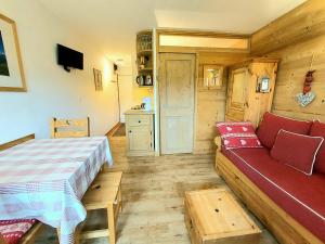 ラ・プラーニュにあるAppartement La Plagne, 1 pièce, 4 personnes - FR-1-351-29のベッドルーム1室(ベッド1台、ソファ付)