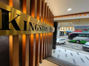 Kingston Hotel Kuala Lumpur في كوالالمبور: واجهة متجر مع علامة خط الملوك