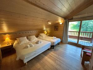 um quarto com 2 camas numa casa de madeira em Appartement Saint-Martin-de-Belleville, 5 pièces, 10 personnes - FR-1-461-10 em Saint-Martin-de-Belleville