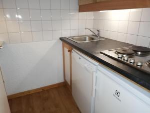 a kitchen with a sink and a counter top at Appartement Les Avanchers-Valmorel, 2 pièces, 5 personnes - FR-1-356-356 in Valmorel