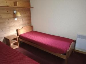 a room with a red bed in a room at Appartement Les Avanchers-Valmorel, 2 pièces, 5 personnes - FR-1-356-356 in Valmorel