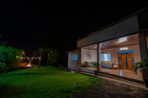 ein Haus in der Nacht mit Couch im Hof in der Unterkunft Amancay House in San Cristobal