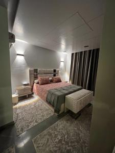 ein Schlafzimmer mit einem großen Bett und einem Fenster in der Unterkunft شقة فندقية في مدينتي in Madinaty