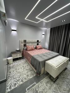 ein Schlafzimmer mit einem Bett in einem Zimmer mit in der Unterkunft شقة فندقية في مدينتي in Madinaty