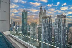 - une vue sur les toits de la ville avec des gratte-ciels dans l'établissement Royce Residence KLCC by Cobnb, à Kuala Lumpur