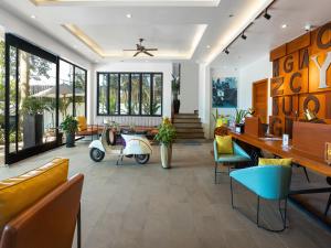 eine Lobby eines Restaurants mit einem Roller in der Unterkunft Grand Yard La Residence in Siem Reap