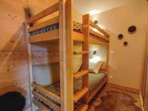 een slaapkamer met 2 stapelbedden in een hut bij Chalet Les Avanchers-Valmorel, 5 pièces, 8 personnes - FR-1-356-378 in Les Avanchers