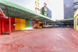 een lege parkeerplaats met auto's in een gebouw bij 9 to 9 motel in Gimhae