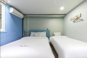 Ένα ή περισσότερα κρεβάτια σε δωμάτιο στο 9 to 9 motel +6 φωτογραφίες