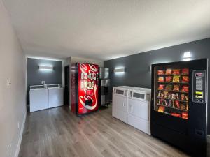 una habitación con una máquina de refrescos de cocacola en una habitación en Hotel Casa by Arya, en Carrollton
