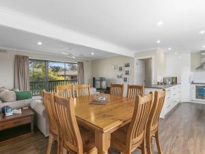 uma cozinha e sala de jantar com uma mesa de madeira e cadeiras em Oscar's em Inverloch