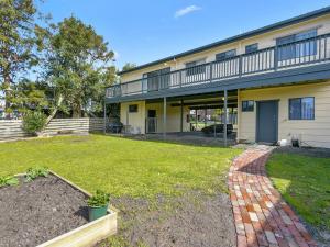 uma vista exterior de uma casa com um quintal em Oscar's em Inverloch