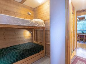 瓦爾莫雷爾的住宿－Appartement Valmorel, 3 pièces, 6 personnes - FR-1-356-395，木制客房内的一间卧室配有两张双层床