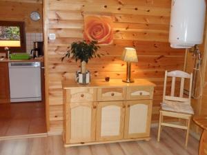 una cocina con una mesa con una planta en Holiday cottages near the sea, Sarbinowo en Sarbinowo