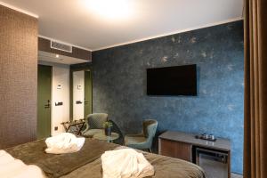 Ugandi Hotel的电视和/或娱乐中心
