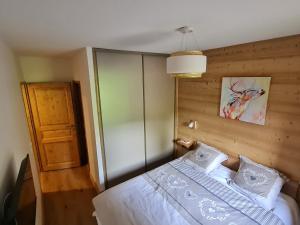 a bedroom with a bed with white sheets and pillows at Appartement Valmorel, 3 pièces, 5 personnes - FR-1-356-422 in Valmorel