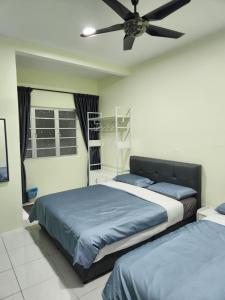 a bedroom with two beds and a ceiling fan at Camping Styles 3 Emerald Avenue Cameron Highlands 10Pax 117 Wifi in Brinchang