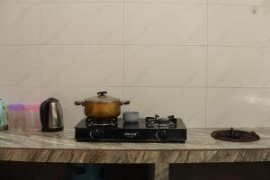 una olla en la parte superior de una estufa en la cocina en Wild Apple homestay, en Sa Pả