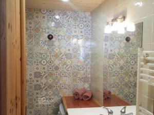 a bathroom with a shower with a sink and a mirror at Appartement Saint-Chaffrey , 2 pièces, 4 personnes - FR-1-762-14 in Saint-Chaffrey