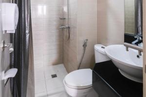 un baño con inodoro y lavabo en Tess and Tessha Condotel near T3 Airport, en Manila