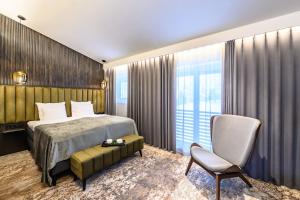 Кровать или кровати в номере Ugandi Hotel