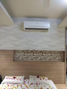 een slaapkamer met een bed en een tv aan de muur bij Hotel Sagar Executive BEED in Bīr