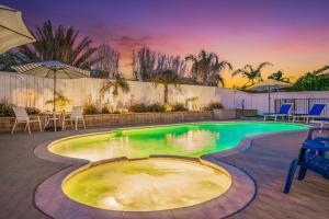 een zwembad in een achtertuin met een tafel en stoelen bij Villa Descanso in Oceanside
