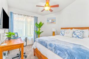een slaapkamer met een bed en een plafondventilator bij Villa Descanso in Oceanside +39 foto's