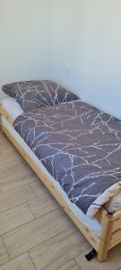 1 cama en un marco de madera en una habitación en Maison vendéene bord de mer - env 1 km plage-, en Saint-Vincent-sur-Jard