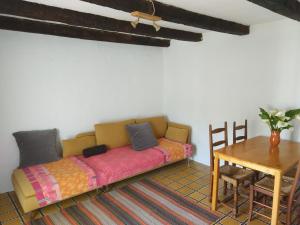 - un canapé dans une pièce avec une table dans l'établissement Casa Rural Ahoraya, à El Colmenar