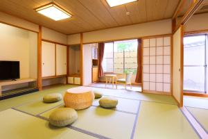 仙台的住宿－TAOYA Akiu，客房设有桌子、椅子和窗户。