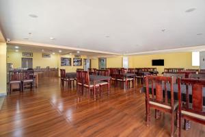 un restaurante con suelo de madera, mesas y sillas en Treebo Trend Sonal Palace Near Umaid Bhawan Palace, en Jodhpur