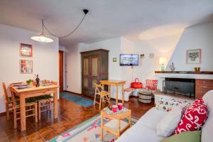 sala de estar con sofá y mesa en Paquita's Home - San Sicario Borgo - Happy Rentals, en Cesana Torinese