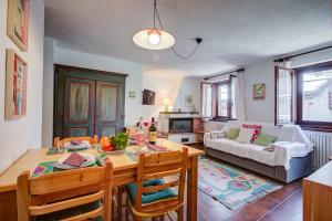 sala de estar con mesa y sofá en Paquita's Home - San Sicario Borgo - Happy Rentals, en Cesana Torinese