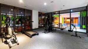 uma sala de fitness com um ginásio com máquinas de andar em Apartament Panorama z widokiem na góry em Szklarska Poręba