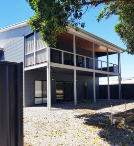 an exterior view of a building at Normanville Getaway House in Normanville